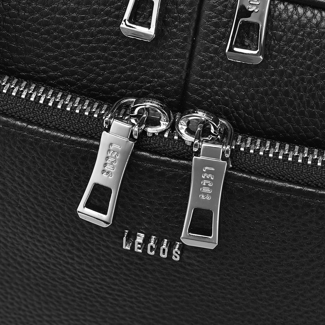 Toàn bộ chi tiết kim loại như logo, khóa kéo, quai móc, chốt điều chỉnh đều được hoàn thiện màu bạc sáng, chống gỉ, vừa tăng độ bền vừa nâng tầm vẻ ngoài sang trọng
