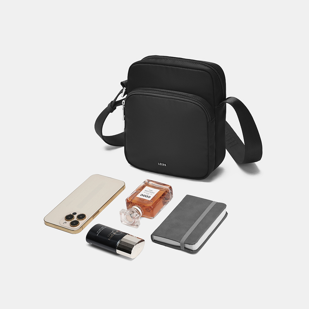 Với kích thước rộng rãi, túi đủ rộng để đựng điện thoại, ví và nhiều vật dụng cá nhân khác mà vẫn giữ được vẻ gọn gàng, tinh tế