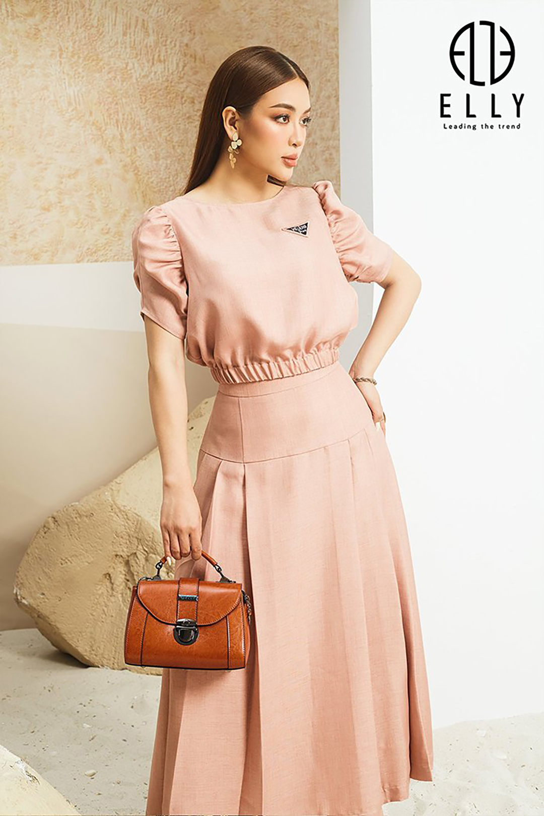 Túi xách nữ cao cấp da thật ELLY – ET37 vừa giữ được vẻ đẹp cao cấp, sang trọng đặc trưng của thương hiệu, lại vừa được thổi hồn thêm sự tươi trẻ, độc đáo giúp sản phẩm mang nét đẹp hiện đại, trẻ trung