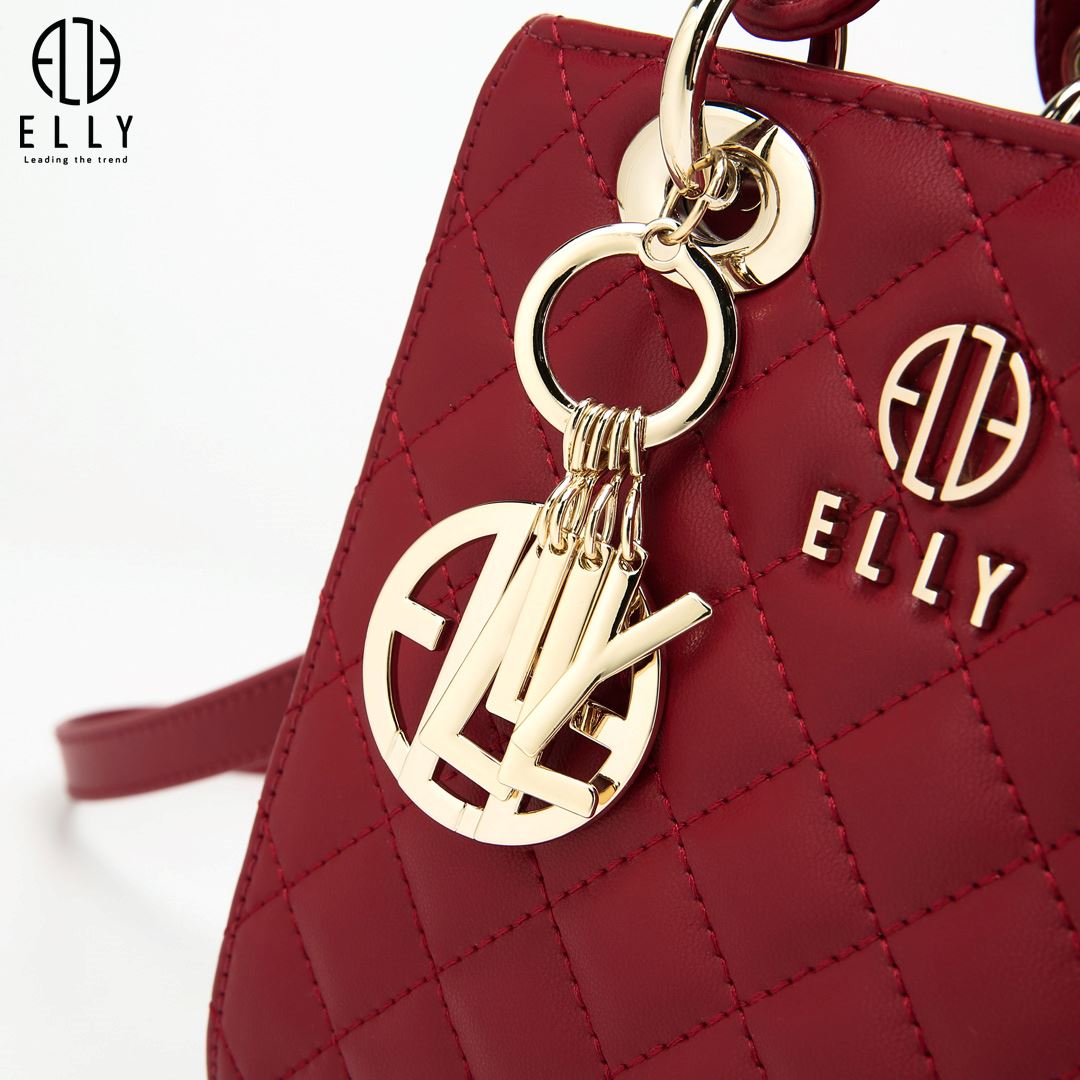Phần quai túi có đính kèm tag logo ELLY mạ vàng sang trọng
