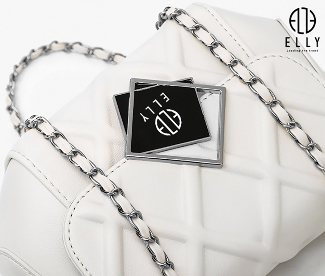 Điểm nhấn ấn tượng với khóa logo ELLY dạng hình thoi kim loại trên nắp túi, kết hợp cùng ngũ kim màu bạc đồng bộ, tạo vẻ ngoài sang trọng, đẳng cấp