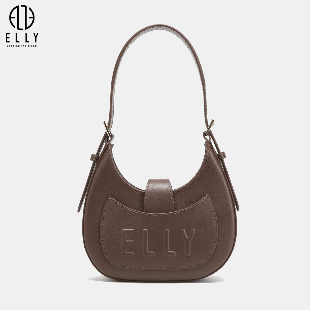 Logo “ELLY” được dập nổi một cách tinh xảo, nổi bật trên bề mặt da thật mềm mại, cao cấp