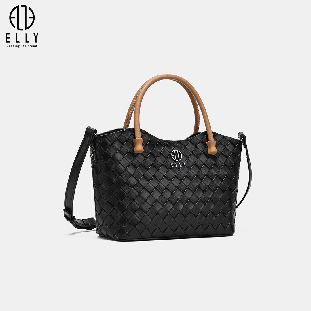 Phần quai xách đôi được phối màu nâu nhạt nổi bật trên nền đen cá tính, kết hợp cùng quai đeo dài có thể điều chỉnh giúp linh hoạt khi sử dụng