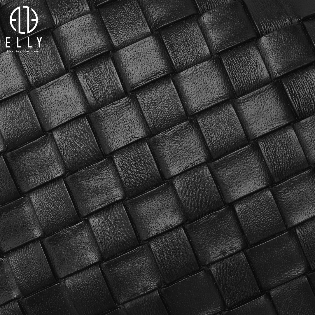 Lấy cảm hứng từ nghệ thuật mây tre đan truyền thống Việt Nam, bề mặt túi được tạo hình họa tiết dập vân giả đan đầy tinh xảo