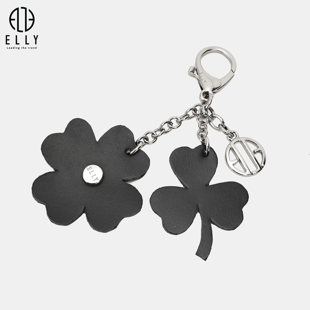 Điểm nhấn độc đáo: Tag da thật hình hoa cỏ 4 – 3 lá – biểu tượng may mắn và tinh tế cho phái đẹp