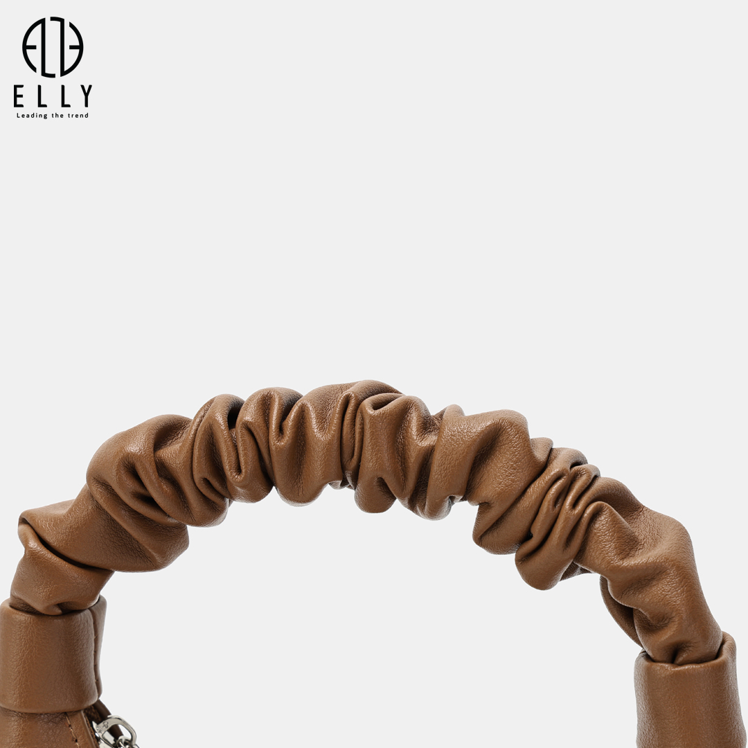 Tay cầm của túi được thiết kế độc đáo với phần da bọc nhún mềm mại, tạo cảm giác vừa thời trang vừa êm ái khi cầm nắm.