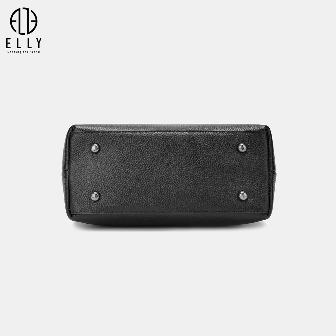 Đáy túi được gắn đinh tròn kim loại giúp túi đứng vững và hạn chế trầy xước khi đặt trên bề mặt