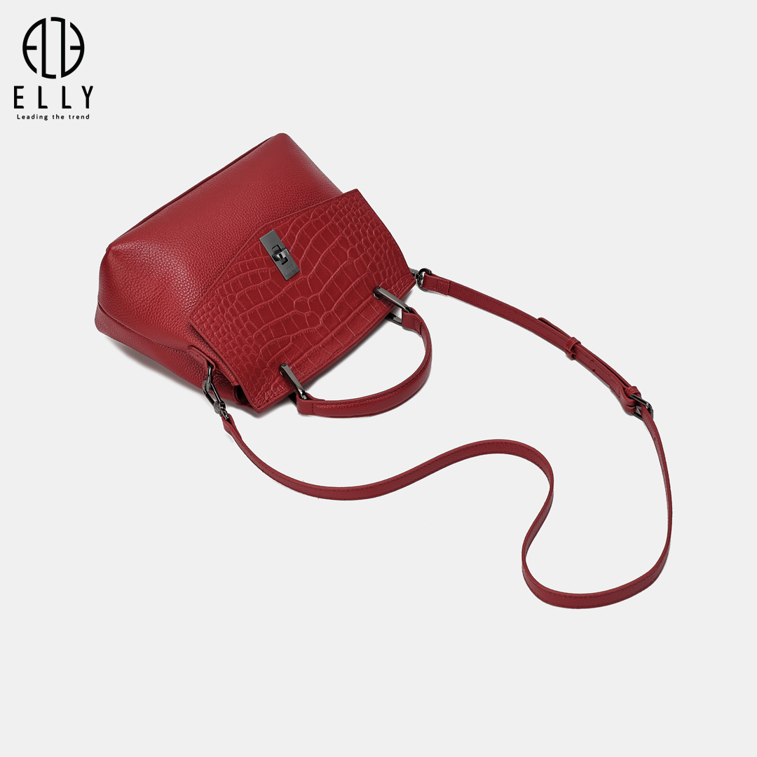 Túi được trang bị tay cầm da cao 7cm cùng dây đeo da bản nhỏ có thể điều chỉnh độ dài, giúp linh hoạt trong nhiều phong cách