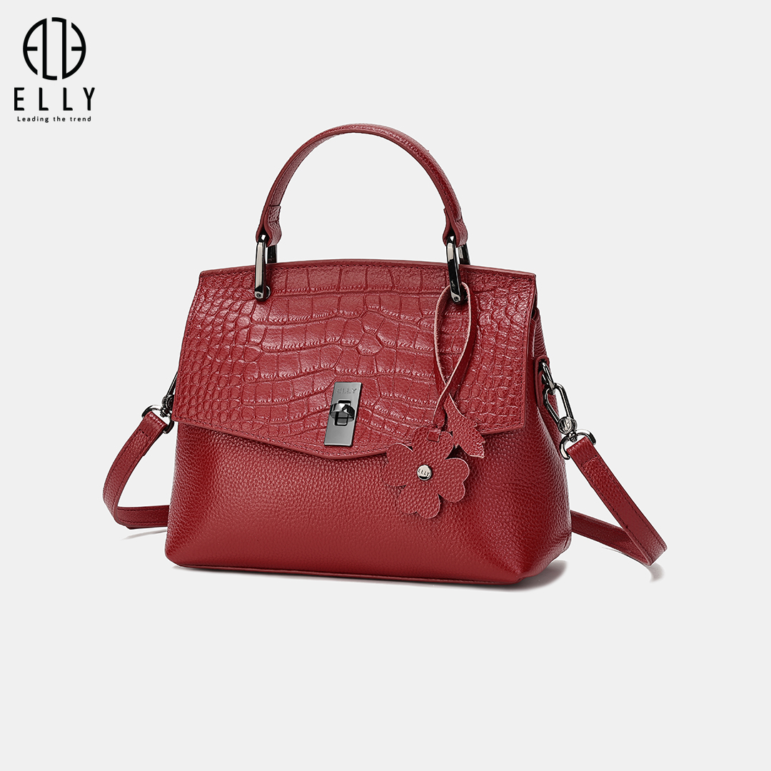 Điểm nhấn của ET213 nằm ở thiết kế nắp túi giả vân da cá sấu sang trọng kết hợp tinh tế với thân và mặt sau túi bằng da trơn, tạo nên sự tương phản hài hòa, vừa hiện đại vừa quý phái