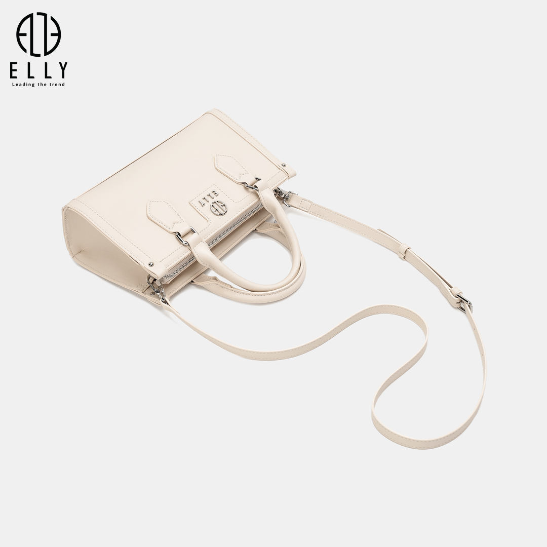 Trang bị thêm dây đeo da bản nhỏ, có thể điều chỉnh độ dài để mang chéo hoặc đeo vai tùy nhu cầu.