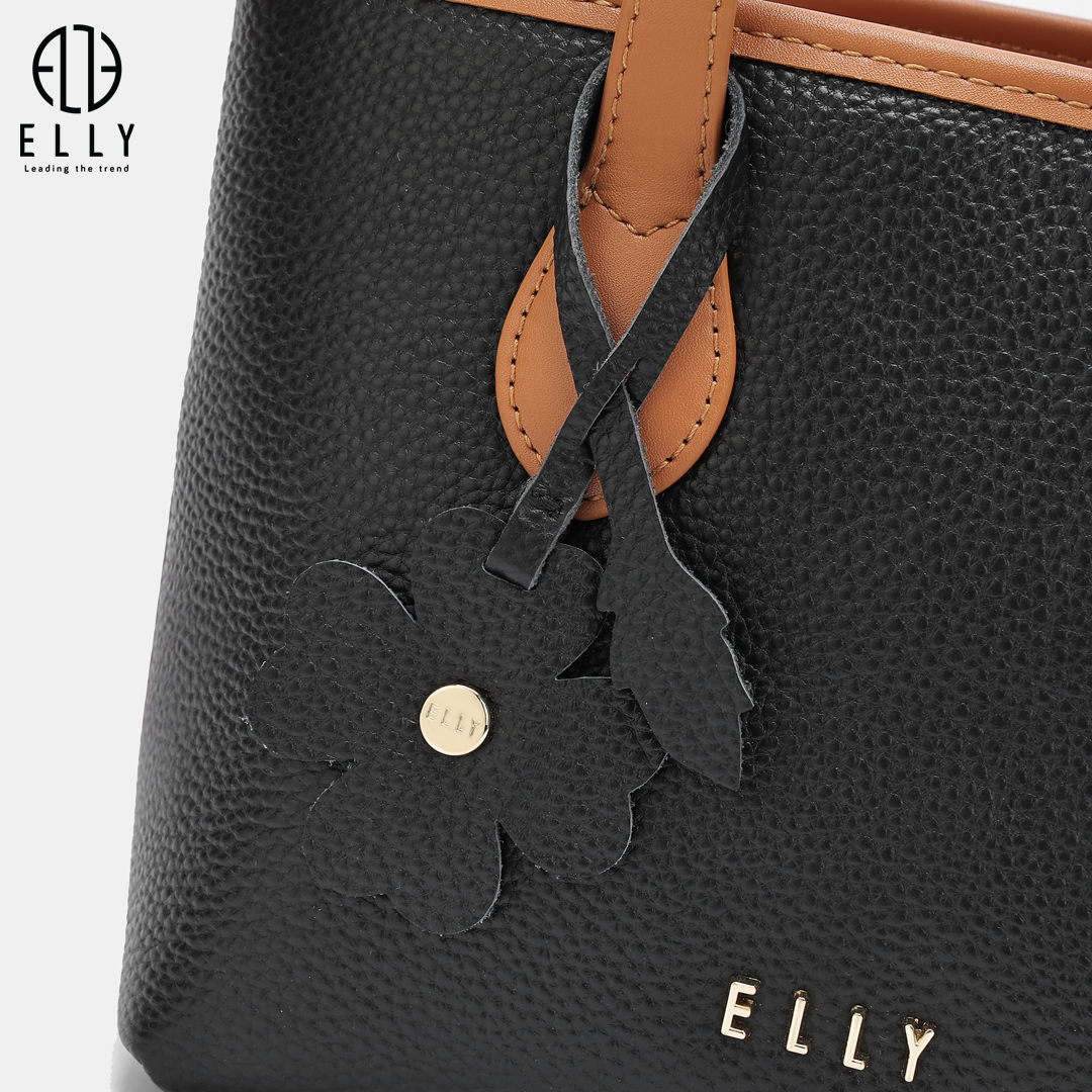 Charm hoa đi kèm được cắt tạo hình tỉ mỉ, mang hơi hướng nữ tính nhưng vẫn thanh lịch; màu charm phối cùng gọng túi khiến sản phẩm nổi bật mà không bị rối mắt.