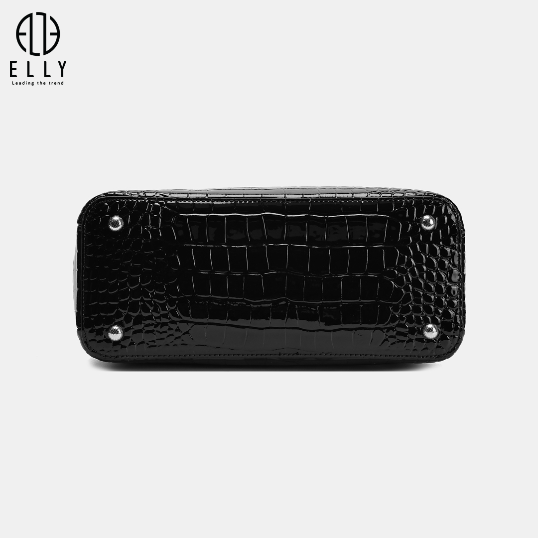 Mặt đáy túi gắn đinh đế tròn, giúp túi đứng form tốt, hạn chế trầy xước khi tiếp xúc với bề mặt