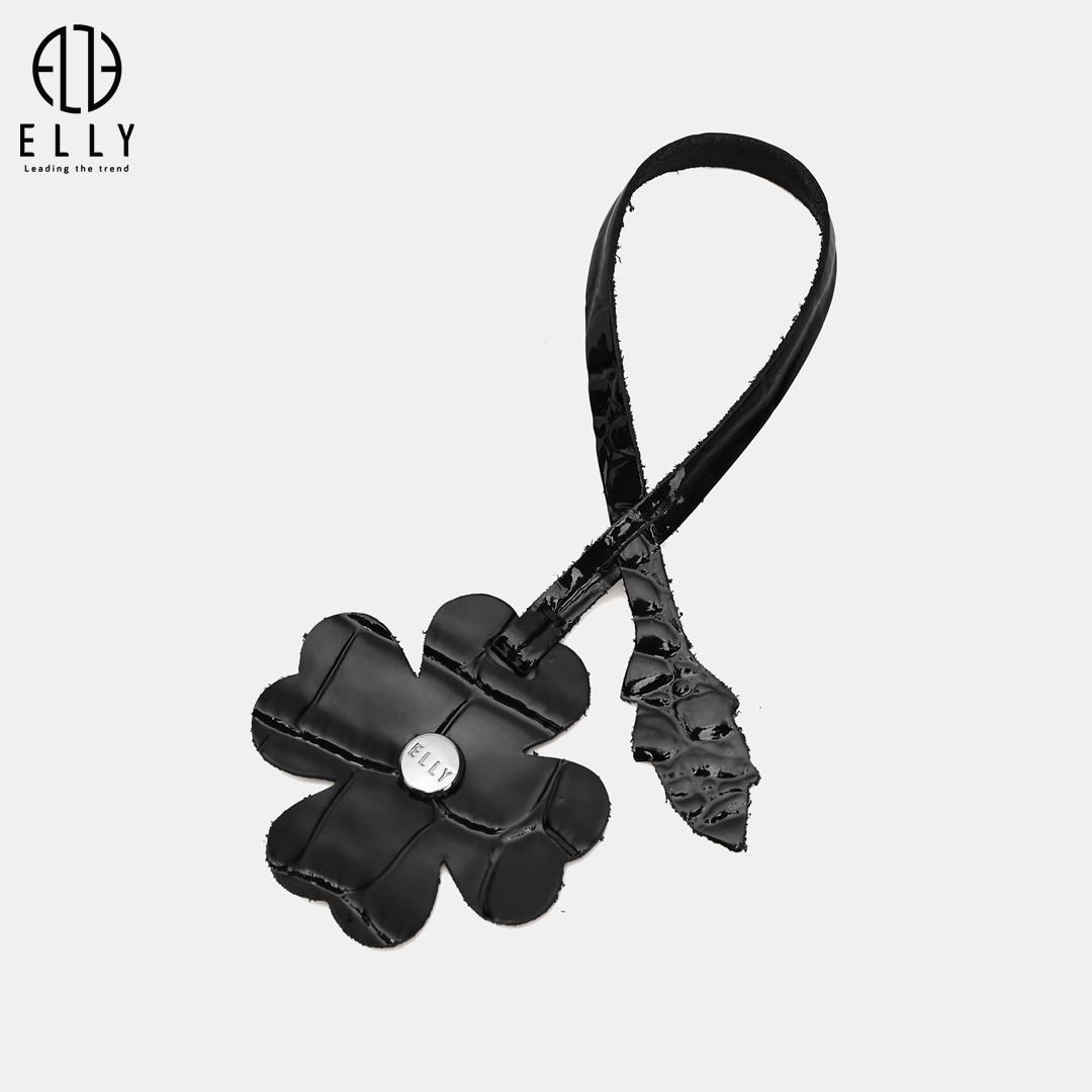 Tag da test họa tiết hoa lá đi kèm, tạo điểm nhấn mềm mại và nữ tính cho tổng thể thiết kế