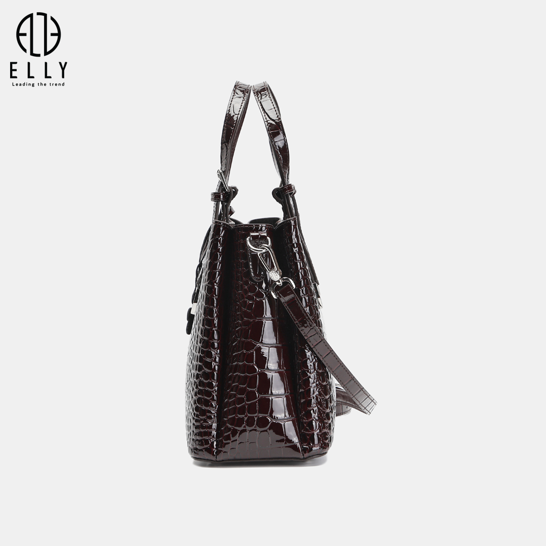 Túi ELLY ET219 sở hữu form túi đứng cứng cáp, phom dáng gọn gàng với các góc bo nhẹ giúp tổng thể thanh lịch nhưng vẫn giữ được sự sang trọng, dễ dàng giữ form đẹp khi sử dụng hằng ngày.