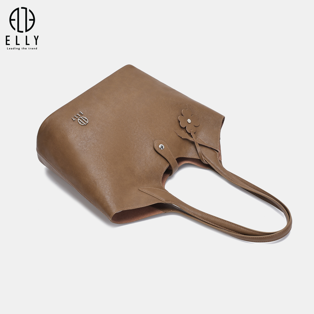 Mặt trước gắn logo ELLY và có dây da nắp bấm kim loại màu bạc, tạo điểm nhấn tinh tế.
