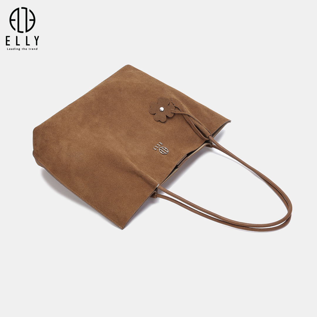 Túi làm từ da lộn cao cấp, bề mặt mềm mịn, mang vẻ đẹp thời trang tự nhiên. (Lưu ý: Đặc tính da lộn có thể phai nhẹ khi cọ sát. Quý khách vui lòng lưu ý khi sử dụng)