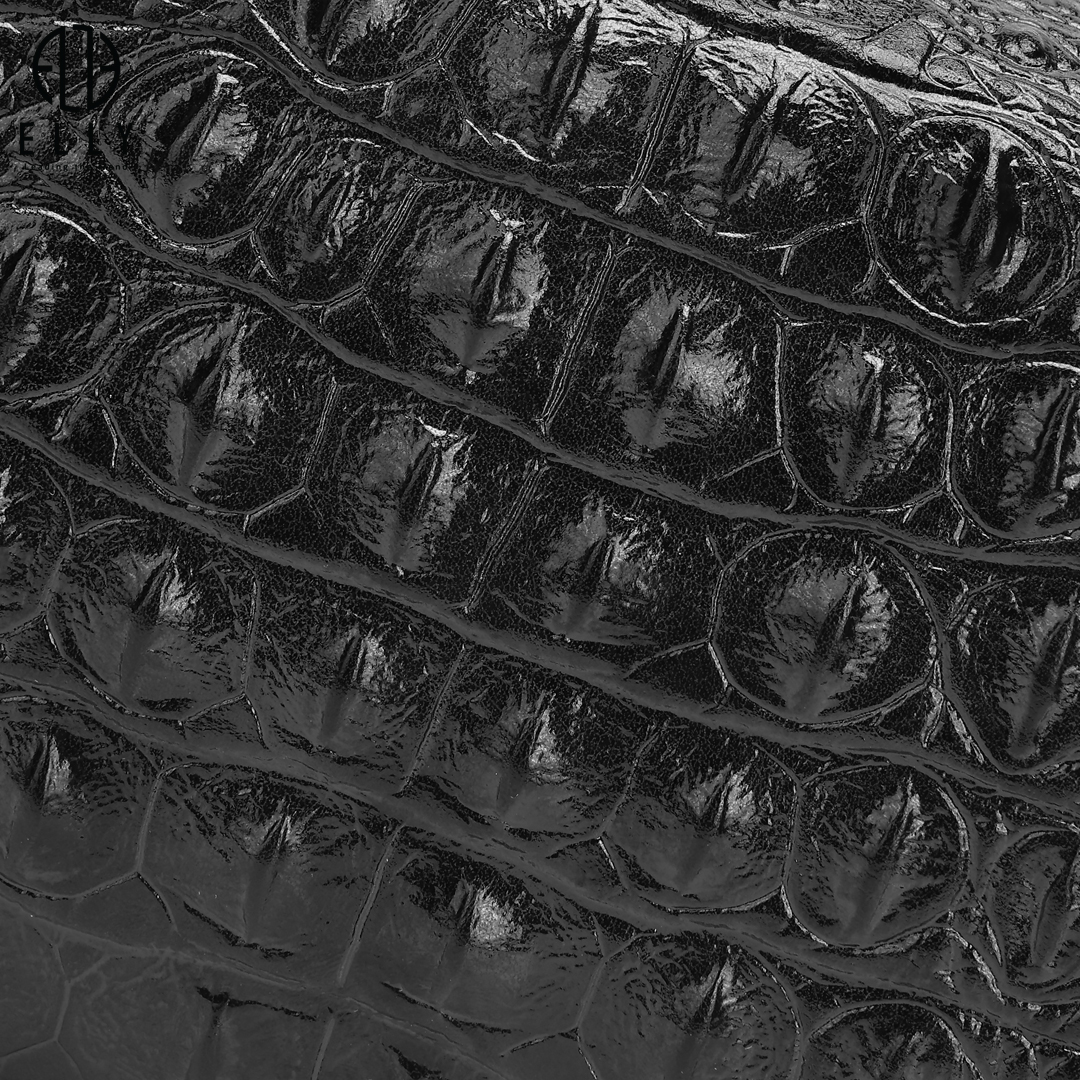 Chất liệu da cao cấp mềm mại, vân da cá sấu sang trọng toát lên thần thái đẳng cấp và sang chảnh của bộ trang phục khi kết hợp với chiếc túi da thật ấn tượng này