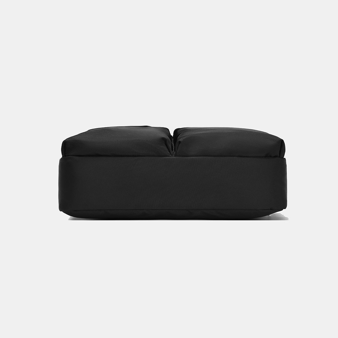 Phom dáng gọn gàng, nam tính, dễ phối cùng trang phục công sở, casual hoặc phong cách năng động.