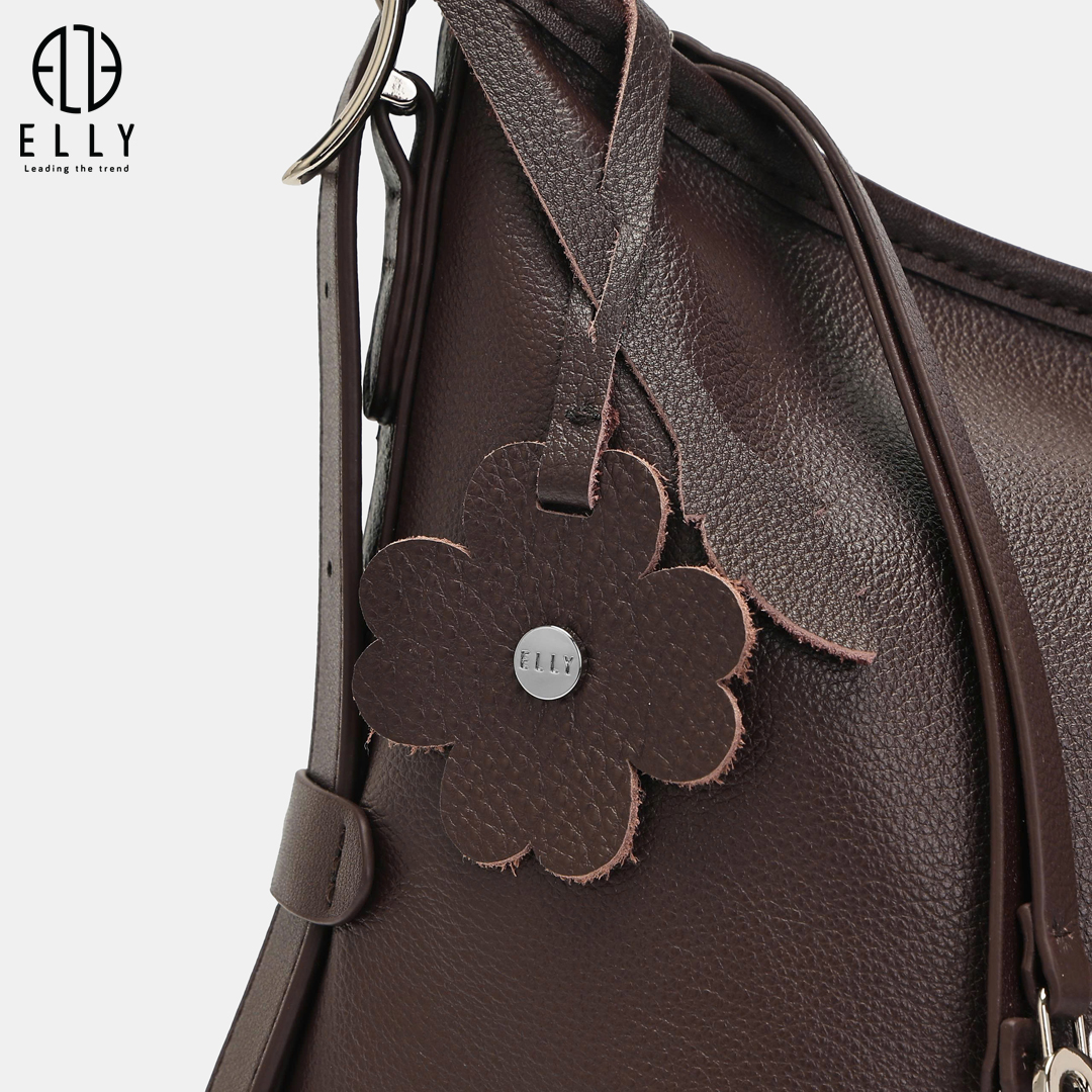Tag da test hình hoa lá treo bên hông túi, tạo nét mềm mại, nữ tính và sinh động cho tổng thể thiết kế.