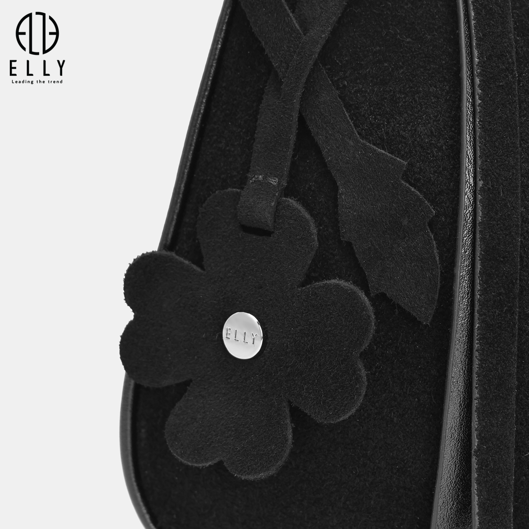 Tag da test họa tiết hoa lá treo bên hông tạo điểm nhấn nữ tính, nhẹ nhàng.