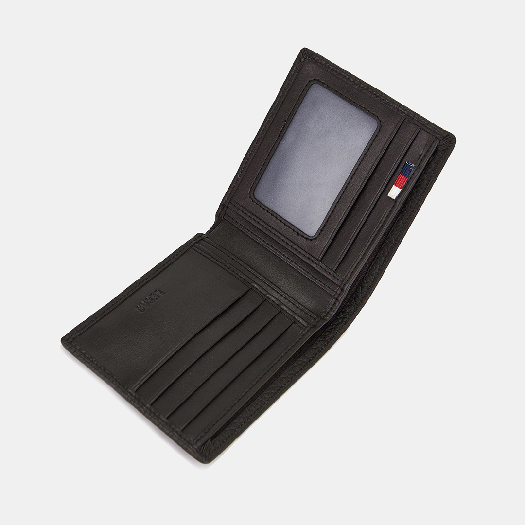 Tổng thể chiếc ví mang vẻ đẹp tinh tế, gọn gàng và tiện dụng trong quá trình sử dụng.