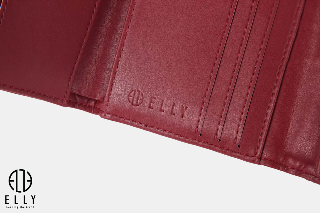 Logo ELLY dập chìm bên trong ví là một điểm nhấn nhỏ nhưng đầy tinh tế 