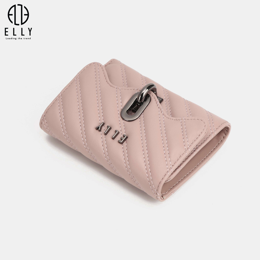 Bề mặt da được làm từ chất liệu da thật cao cấp kết hợp cùng những đường chần chỉ đều đặn, mang lại một diện mạo đầy sang trọng và cuốn hút