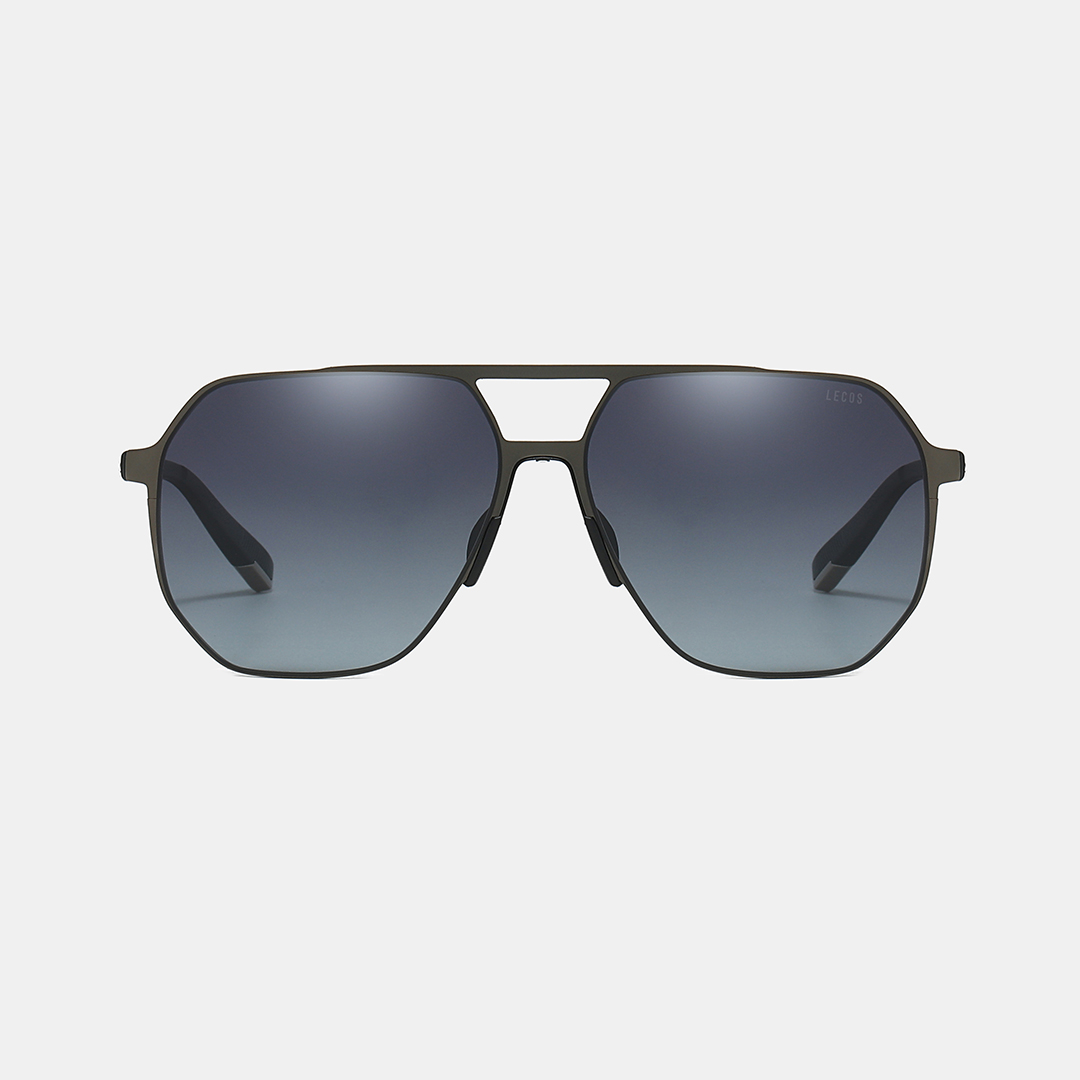 Chất liệu tròng kính nhẹ, chịu nhiệt tốt, phù hợp để sử dụng hằng ngày, kể cả khi lái xe hay tham gia các hoạt động ngoài trời