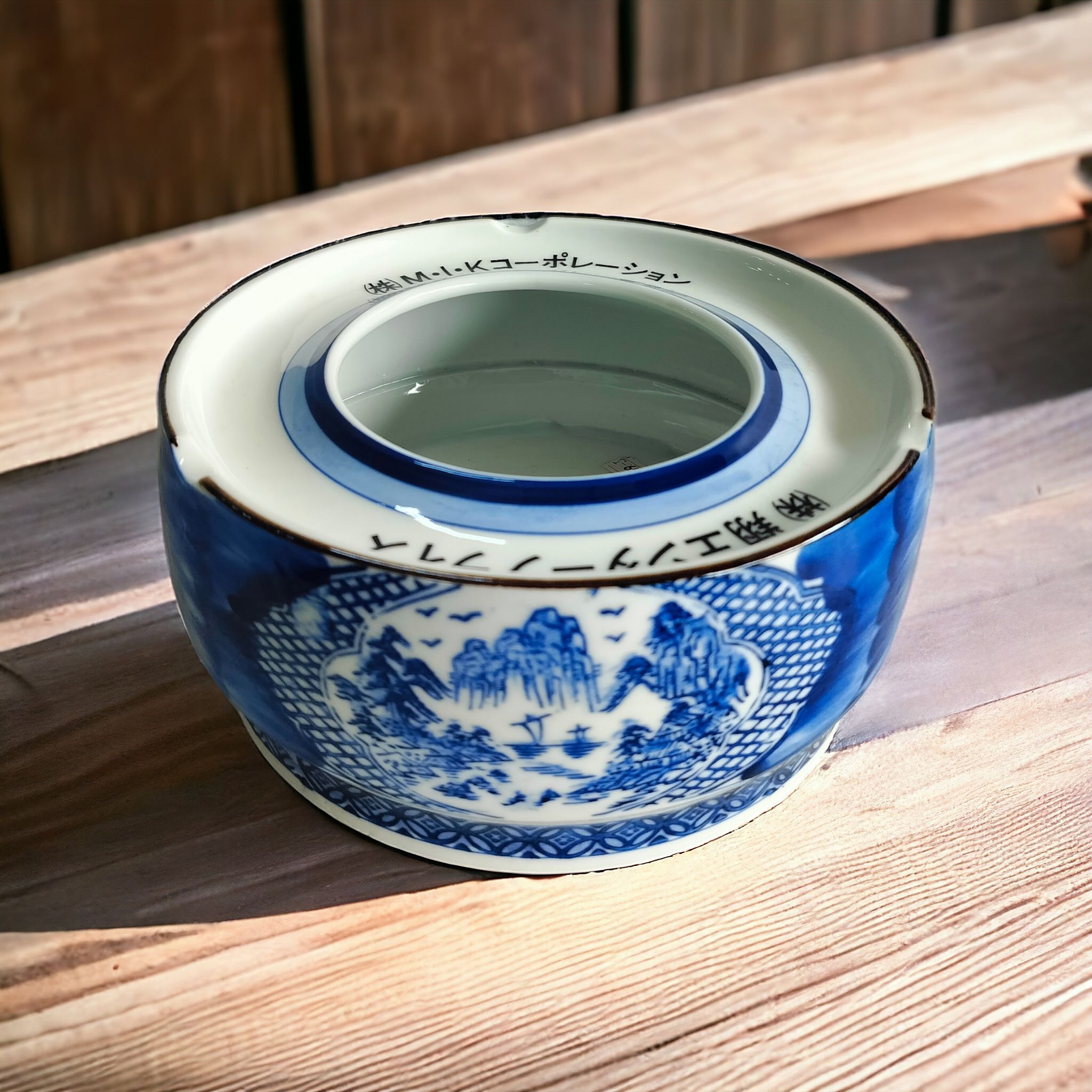 Gạt tàn men lam vẽ cảnh