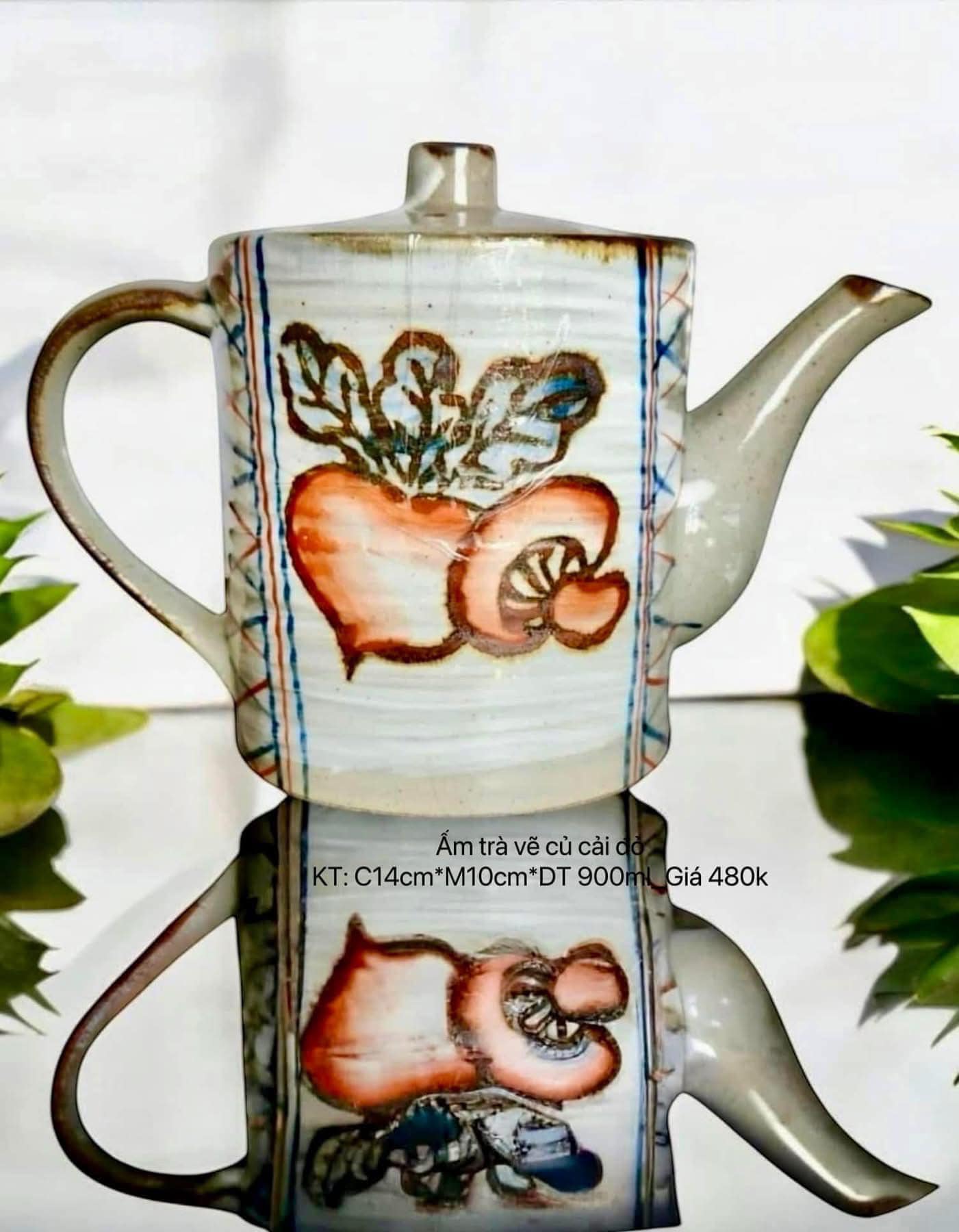 Ấm trà vẽ củ cải