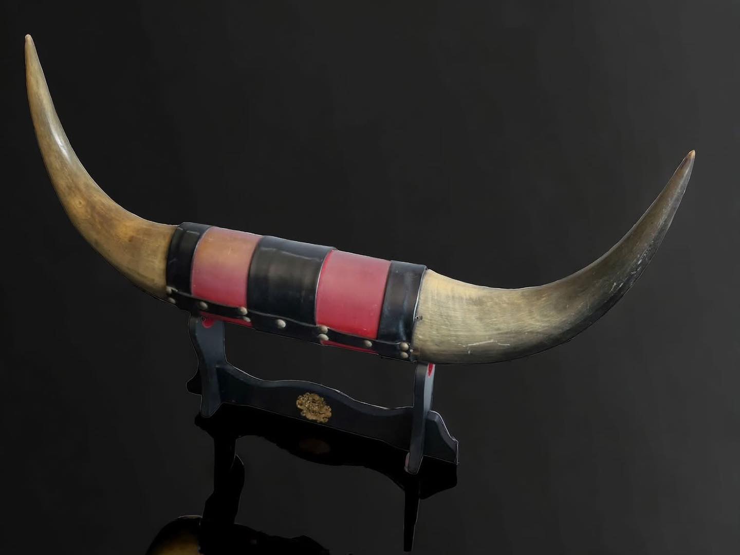 Sừng_Biểu tượng cho vương quyền,sức mạnh và thành công.Được các nghệ nhân JP chạm trổ bằng tay rất tinh xảo và sống động.