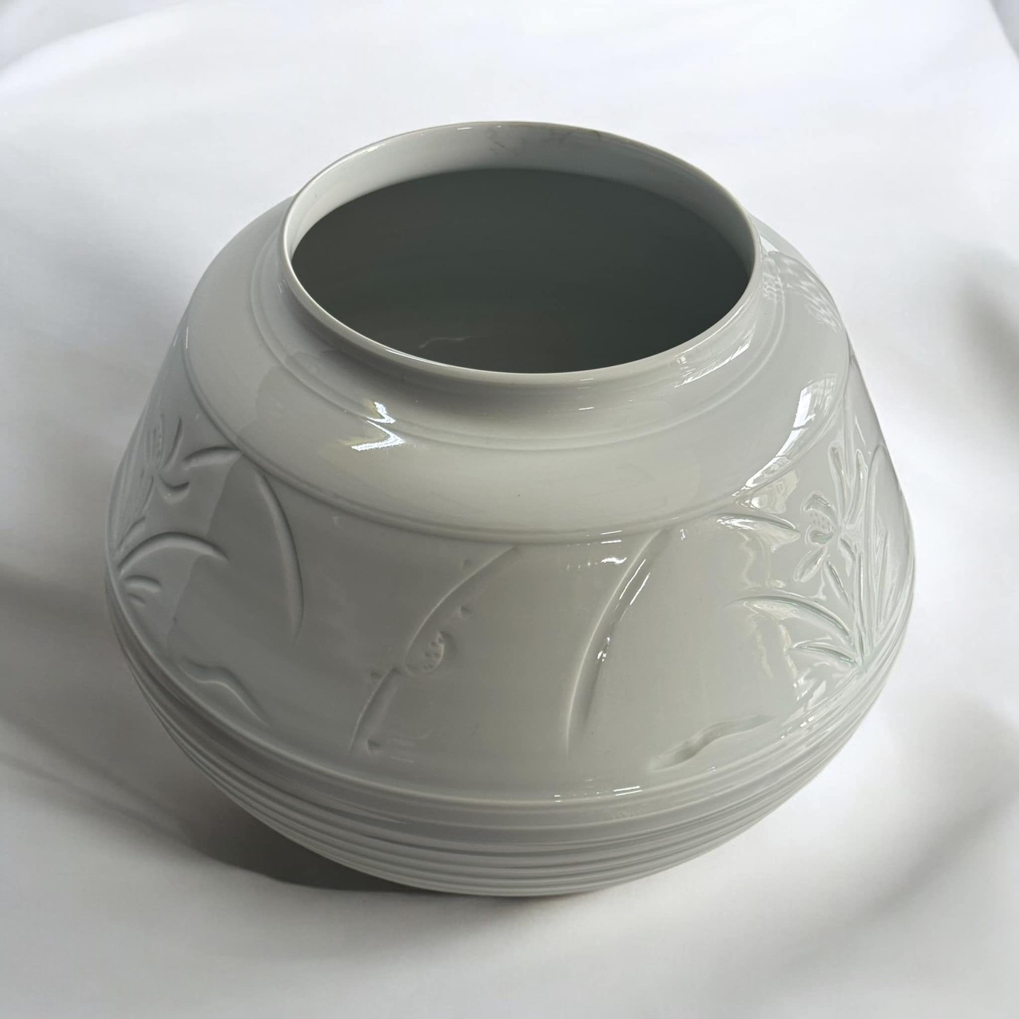 Bình Arita bạch định khắc nổi hoa lan thủy tiên size lớn