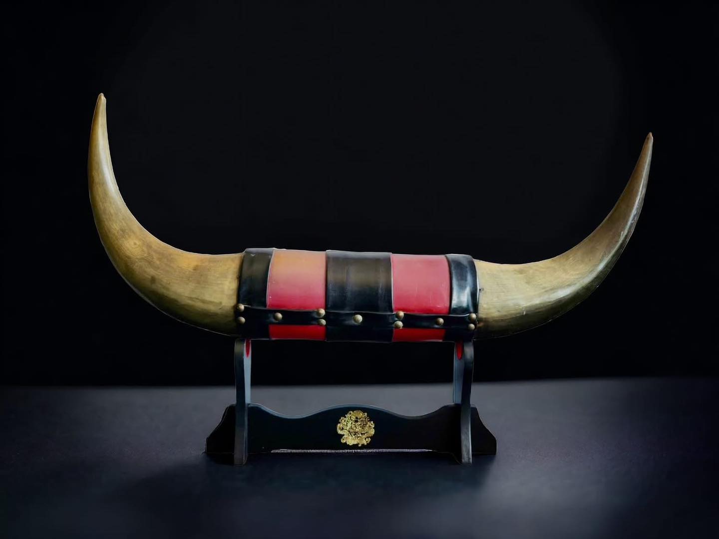 Sừng_Biểu tượng cho vương quyền,sức mạnh và thành công.Được các nghệ nhân JP chạm trổ bằng tay rất tinh xảo và sống động.