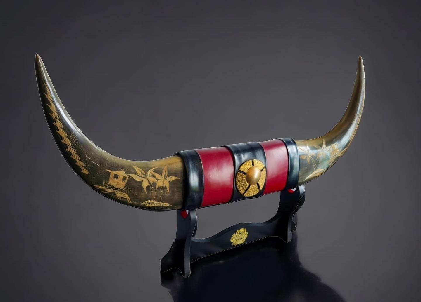 Sừng_Biểu tượng cho vương quyền,sức mạnh và thành công.Được các nghệ nhân JP chạm trổ bằng tay rất tinh xảo và sống động.