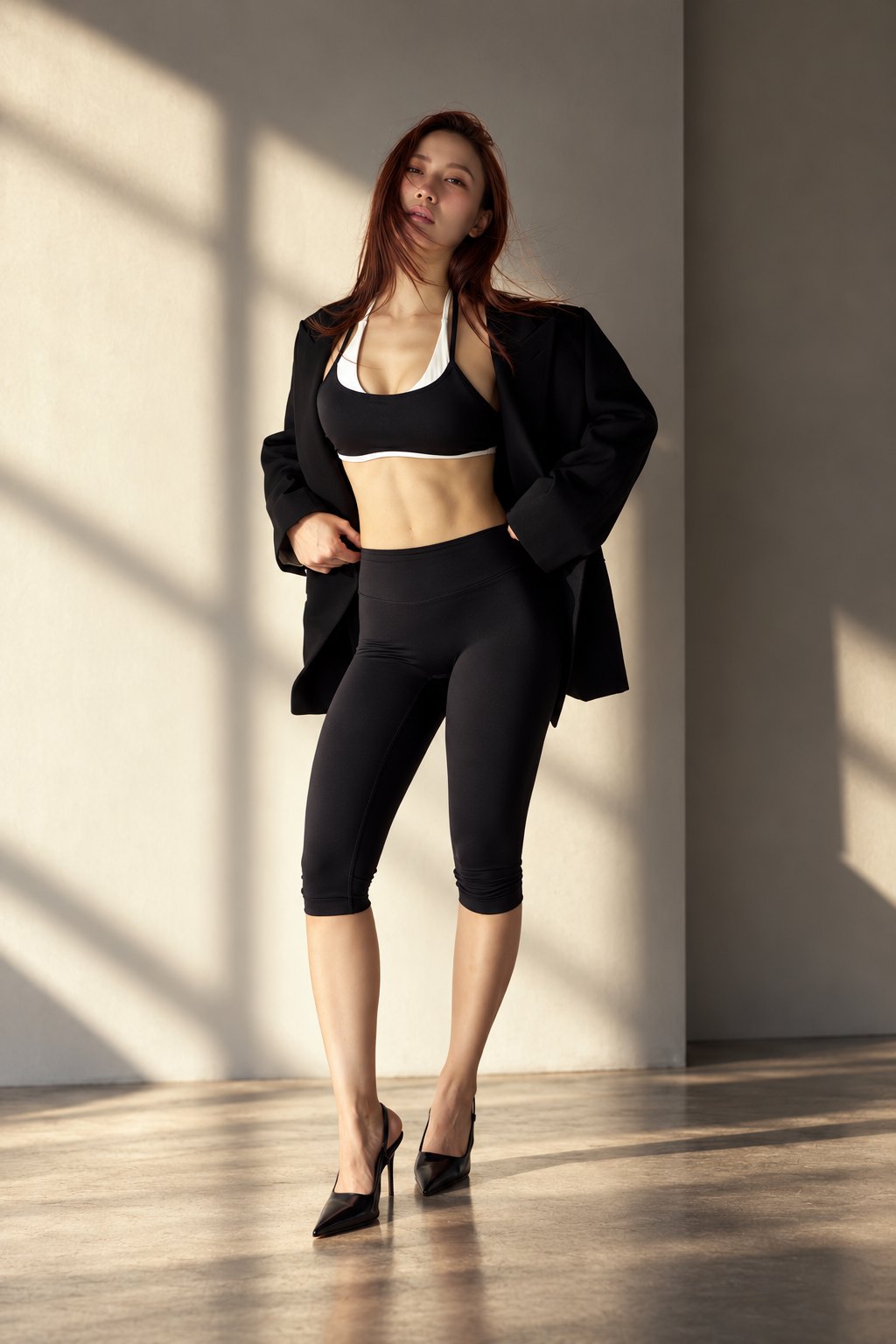 Người mẫu mặc set bra hai lớp và legging lửng SEY, phối blazer và giày cao gót