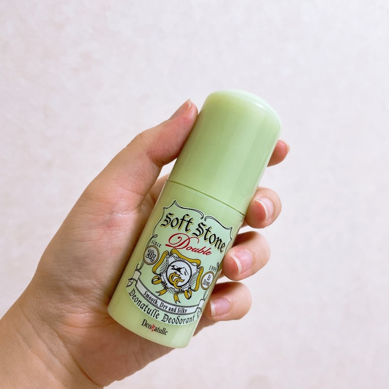Lăn khử mùi SoftStone Double Deonatulle W Color Control đá khoáng 20g