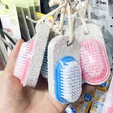 Đá bọt chà gót chân kèm bàn chải