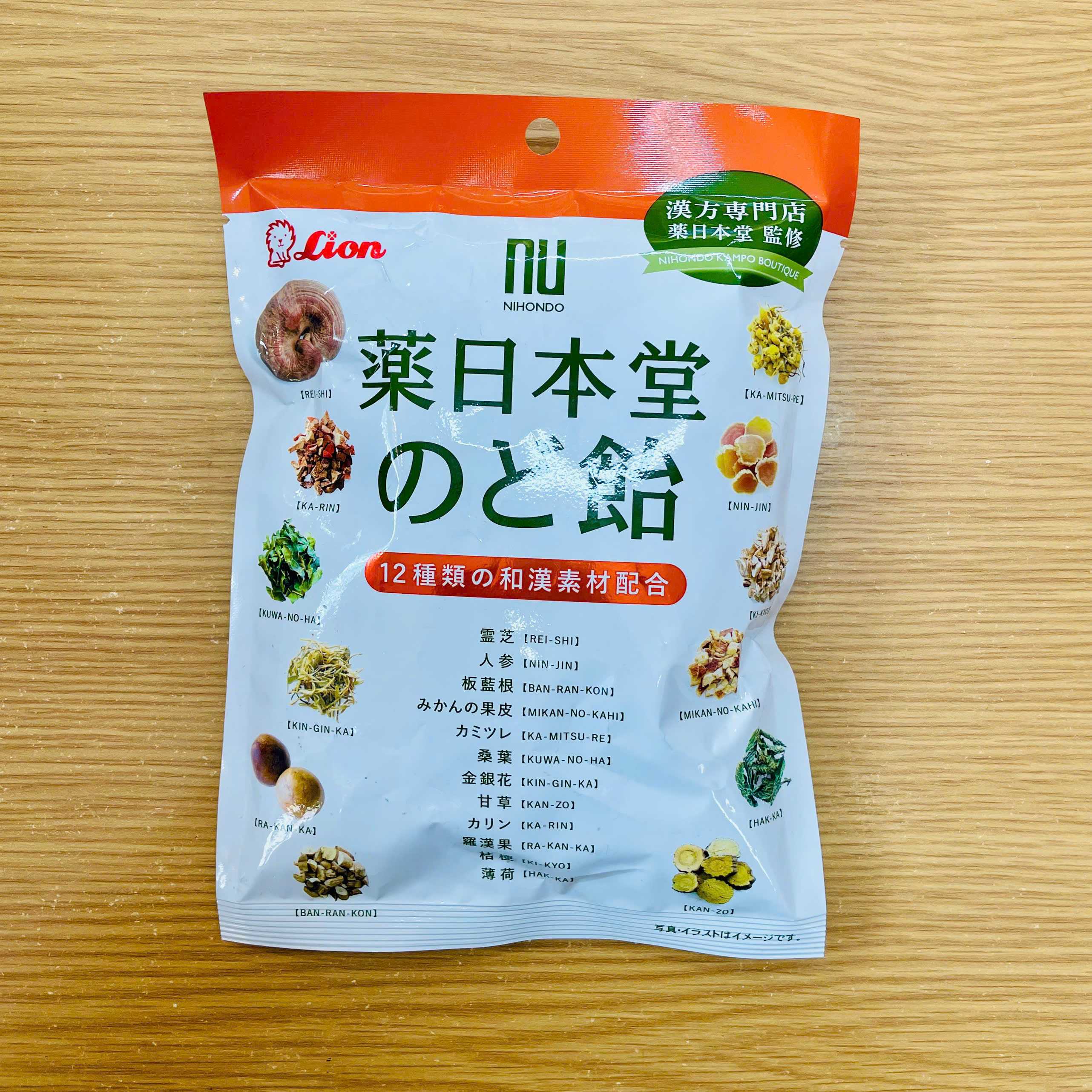 Kẹo 12 loại thảo dược Nhật Bản Lion 74g