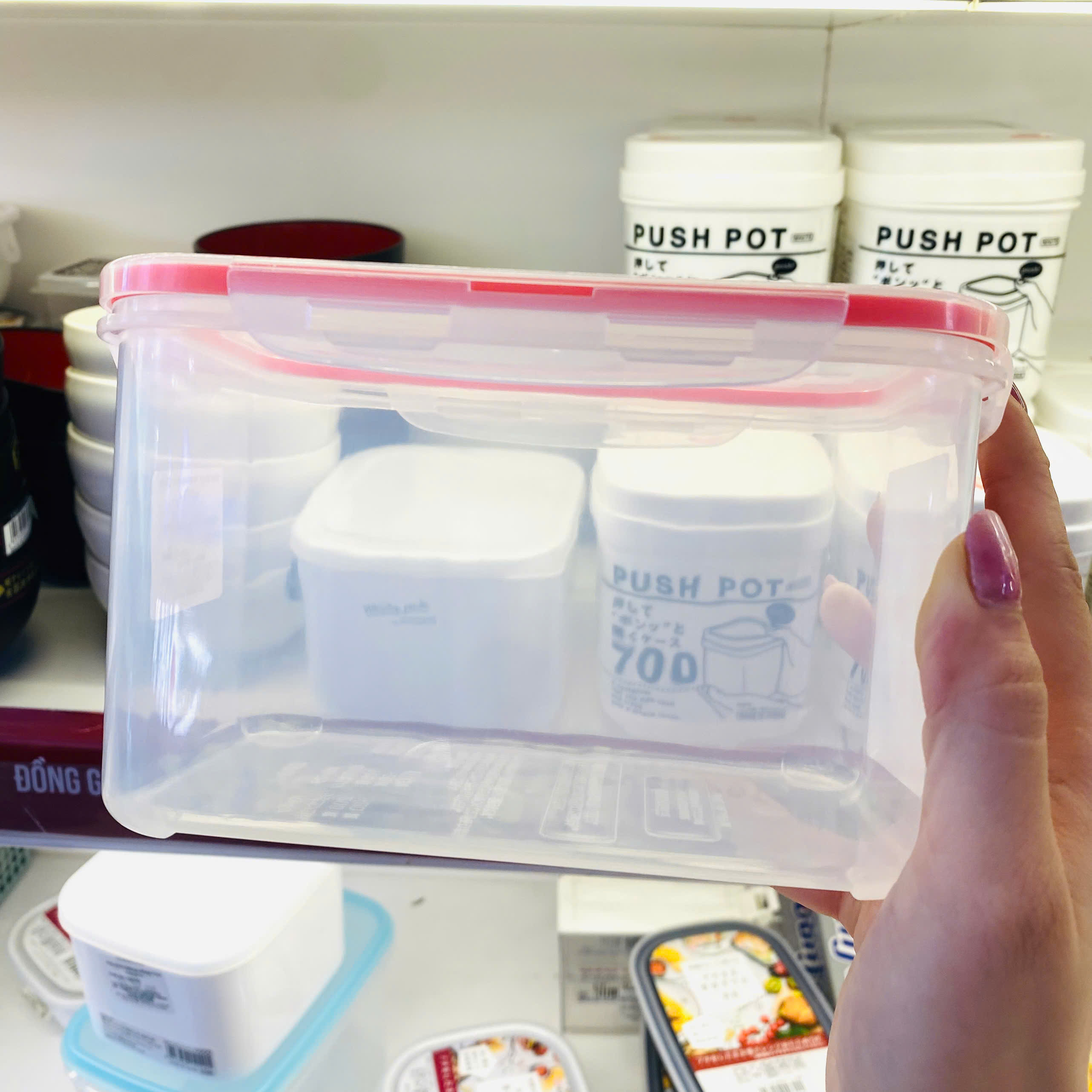 Hộp nhựa Inomata nắp silicon cao 1.3L