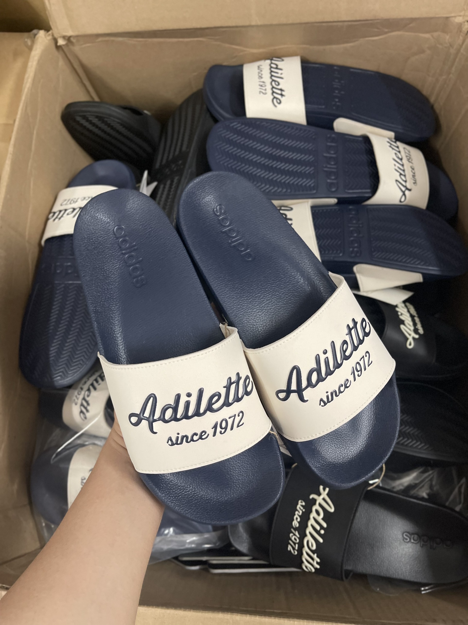 Dép Adidas ADILETTE SHOWER Since 1972 : Đen và Shadow Navy