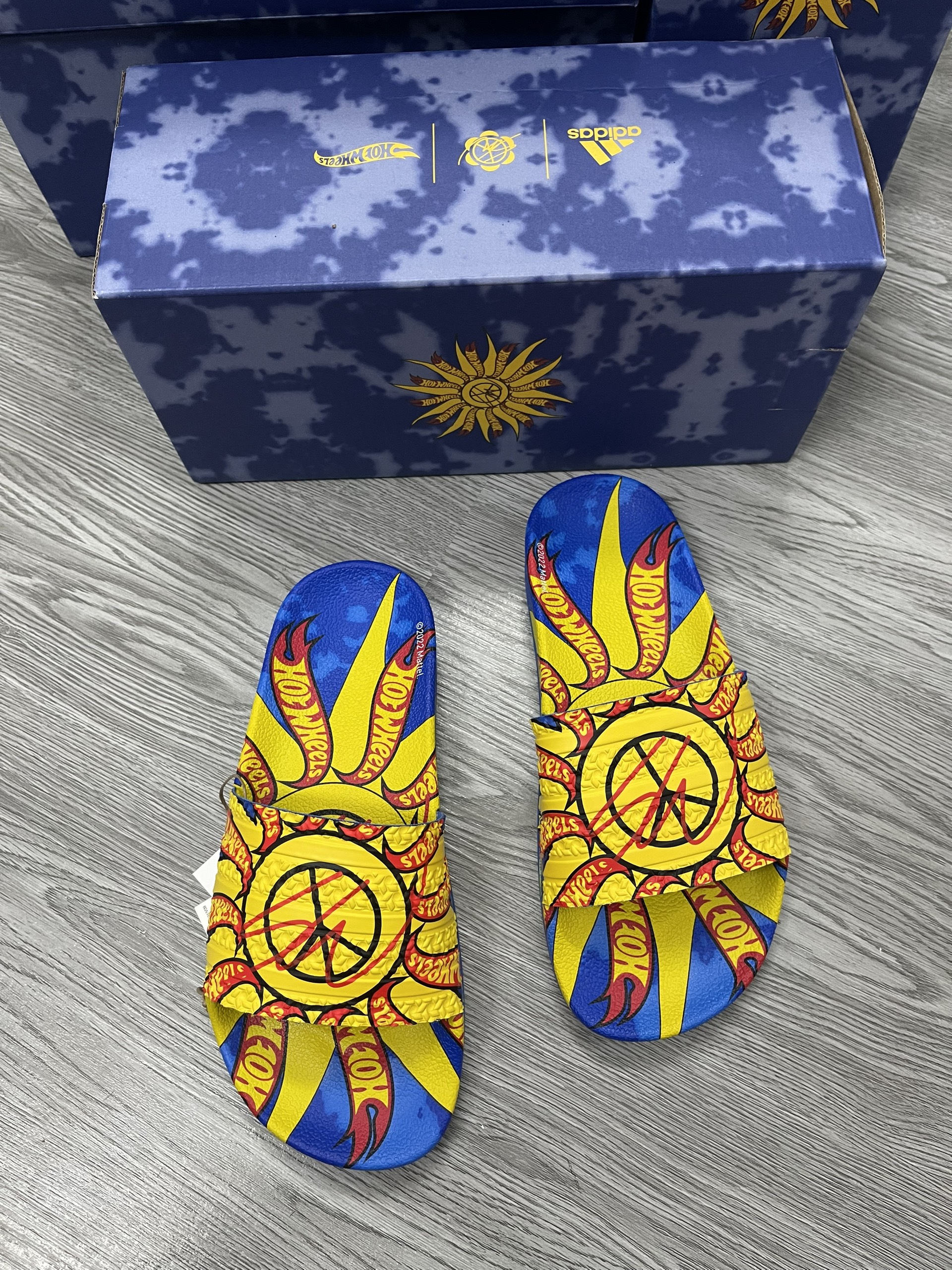 Dép SEAN WOTHERSPOON X HOT WHEELS ADILETTE SLIDES NEW - GX9756