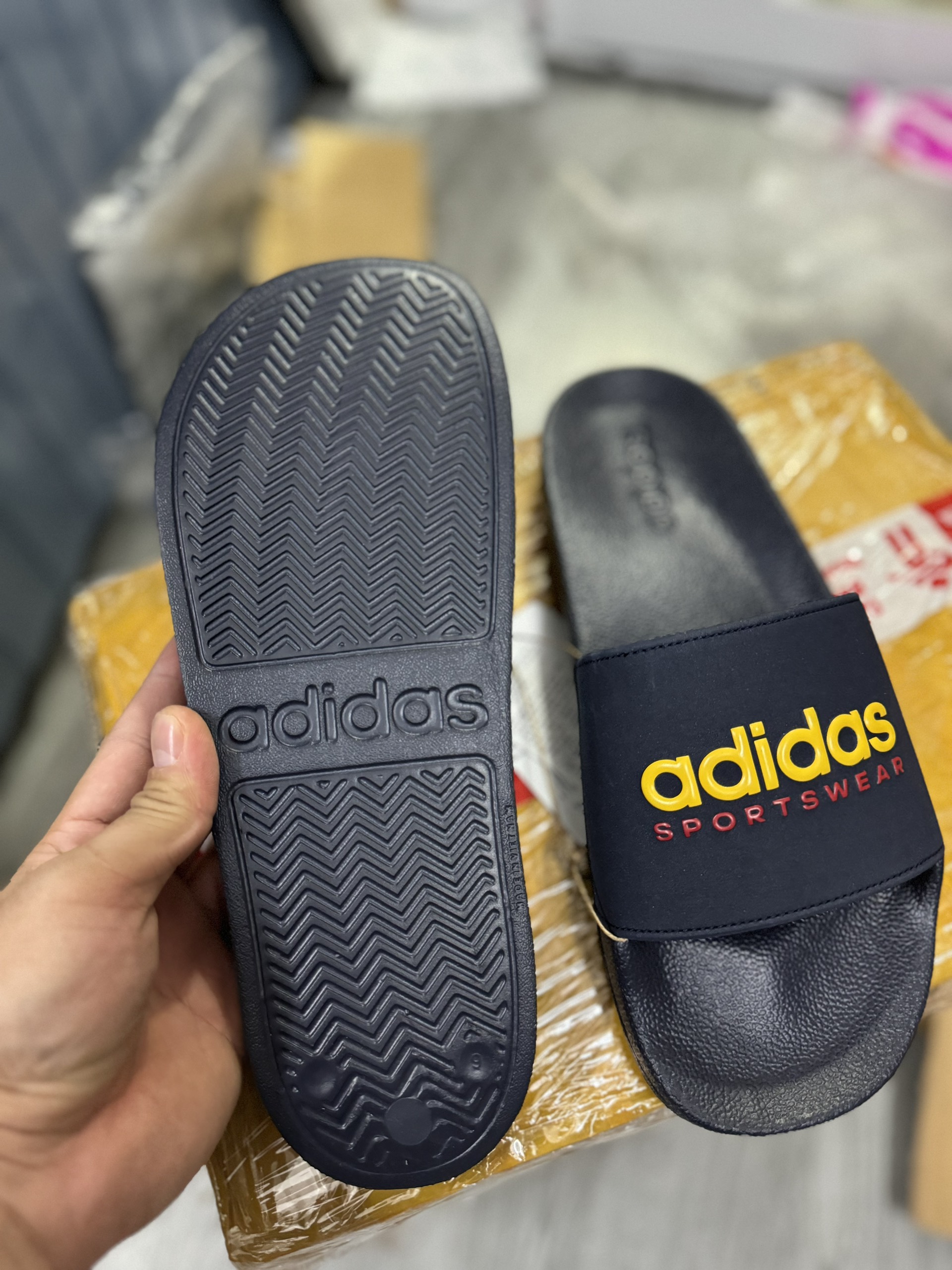 DÉP Shower ADILETTE form ôm IE8946