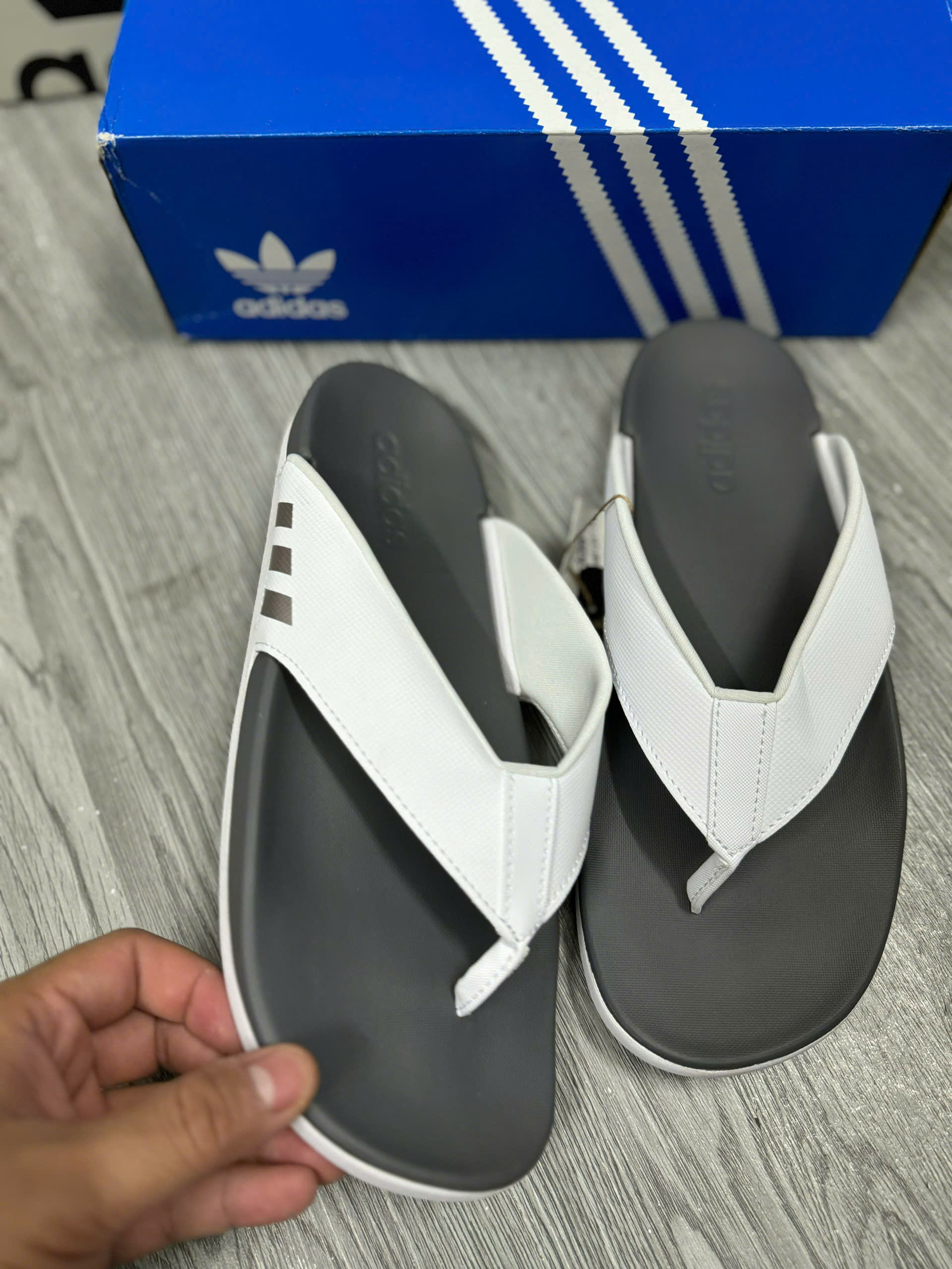 Dép Xỏ Ngón adilette Comfort - HQ4459