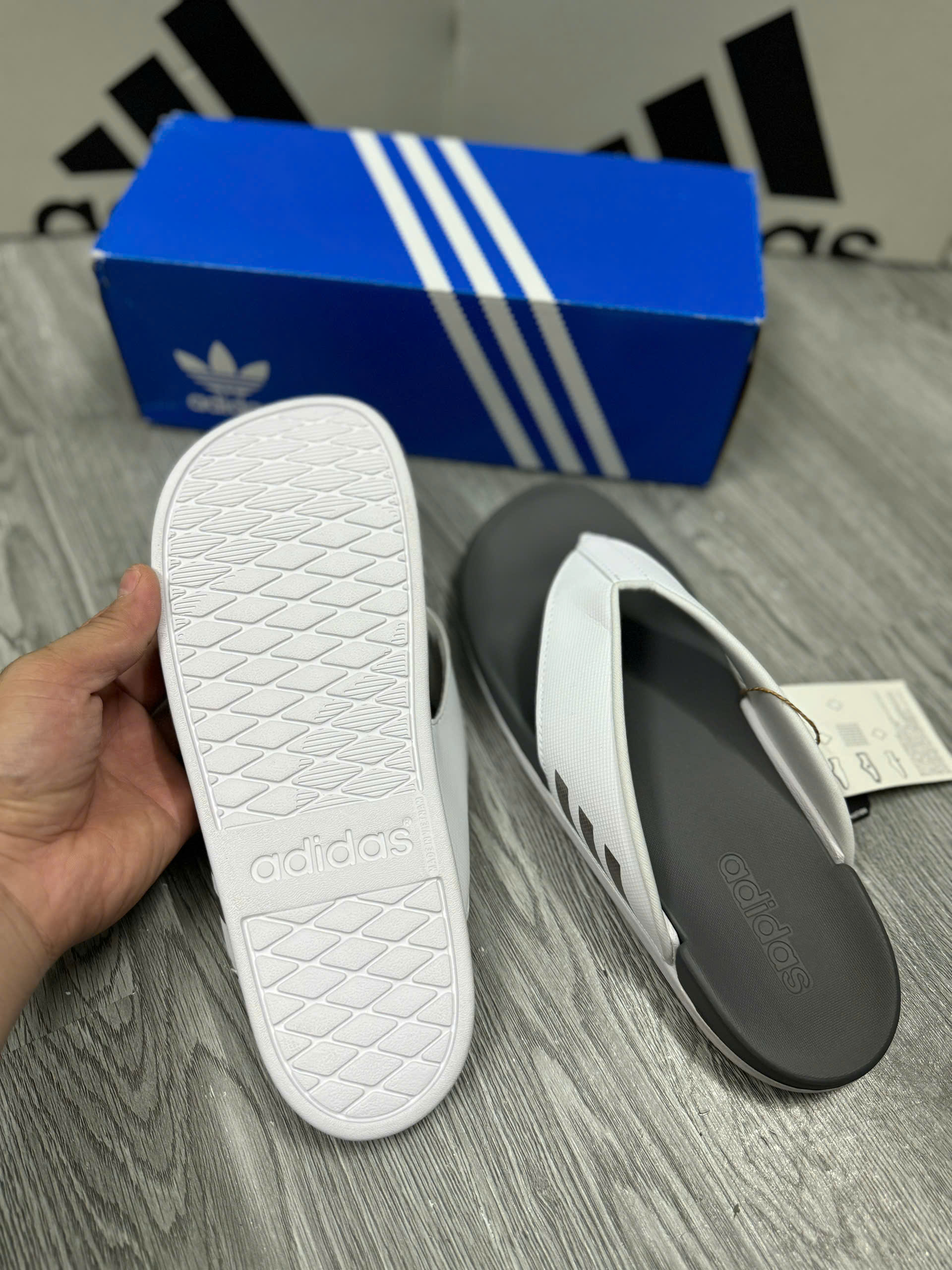 Dép Xỏ Ngón adilette Comfort - HQ4459