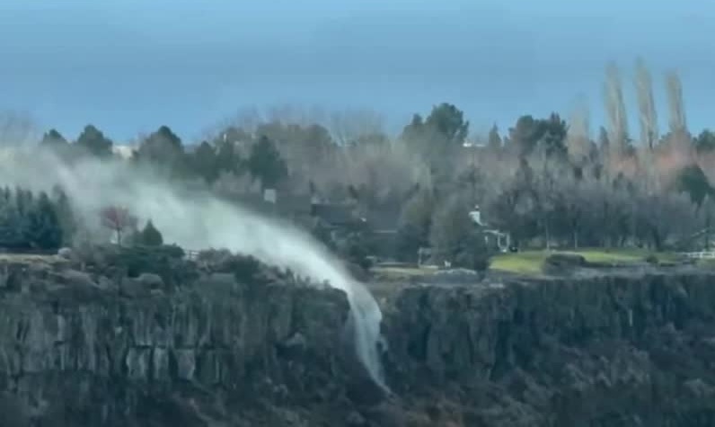 Hiện tượng cực hiếm lạ thác nước chảy ngược lên trời