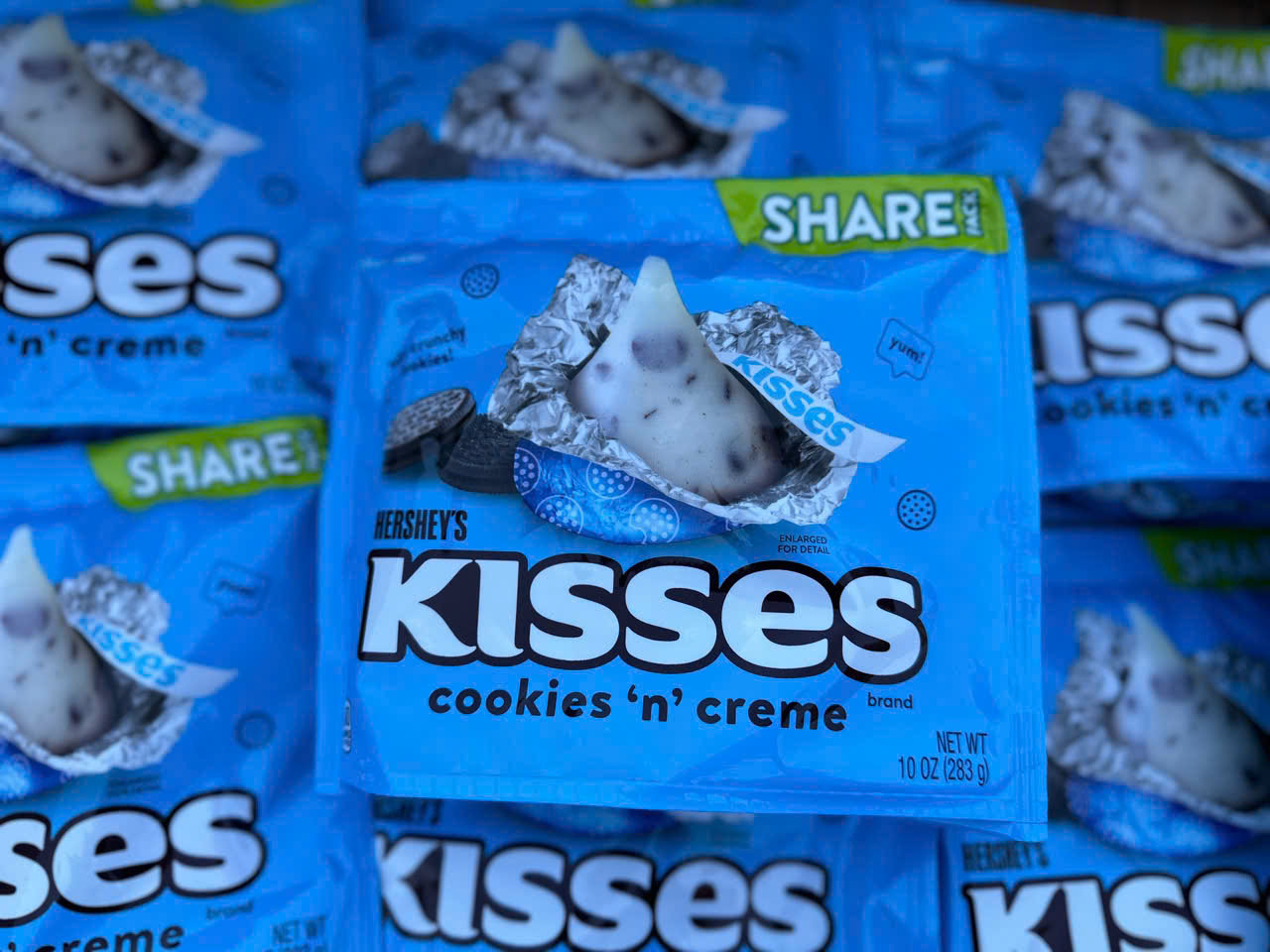 Socola Trắng Vụn Cookies Hershey’s Kisses Cookies ‘N’ Creme 283g