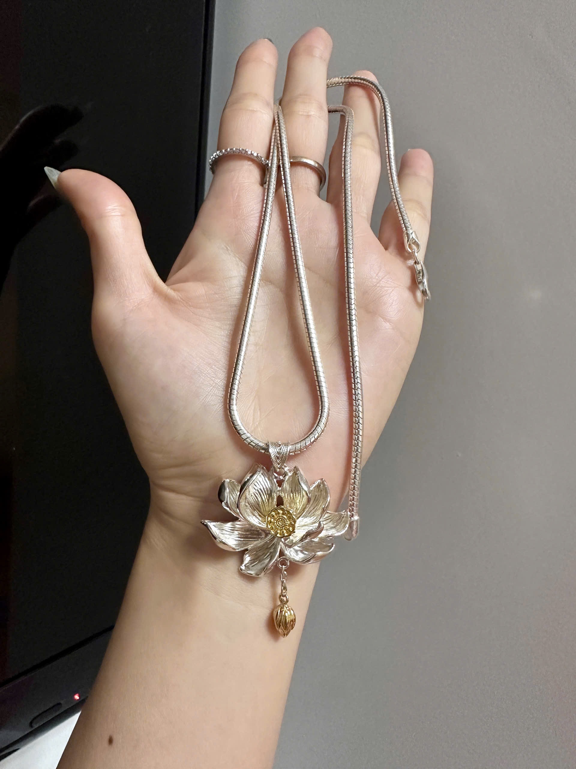 Kiểng cổ bạc chạm sen mặt sen liên hoa gold