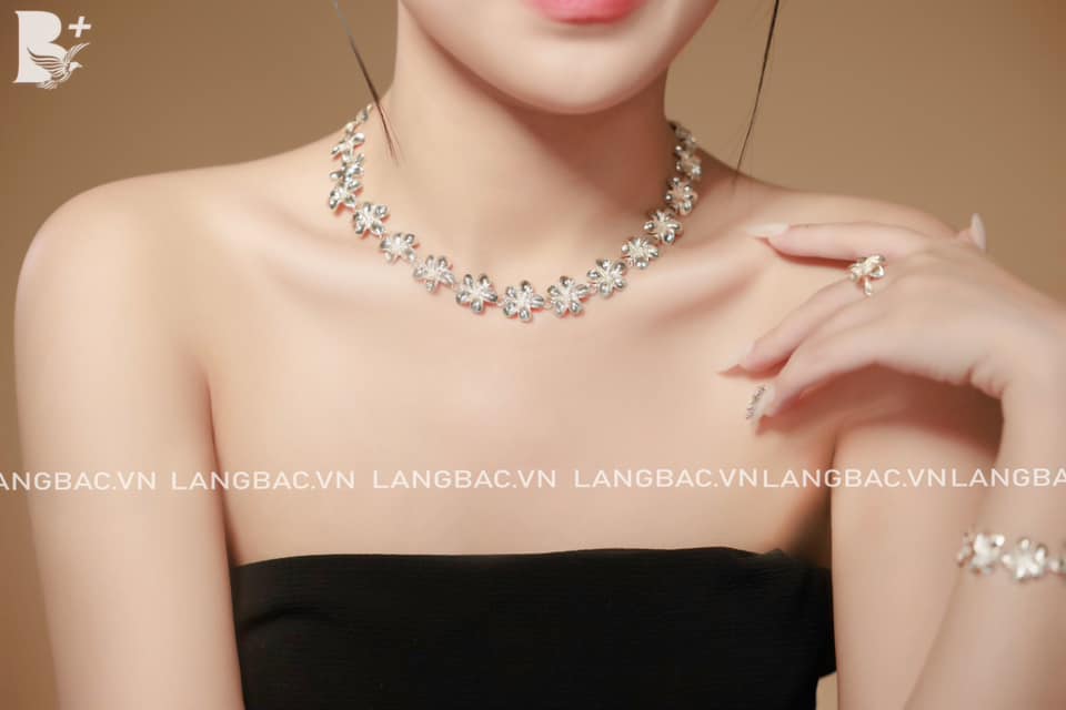 VC81 Kiềng cổ hoa đào bạc nguyên chất (bộ sản phẩm)