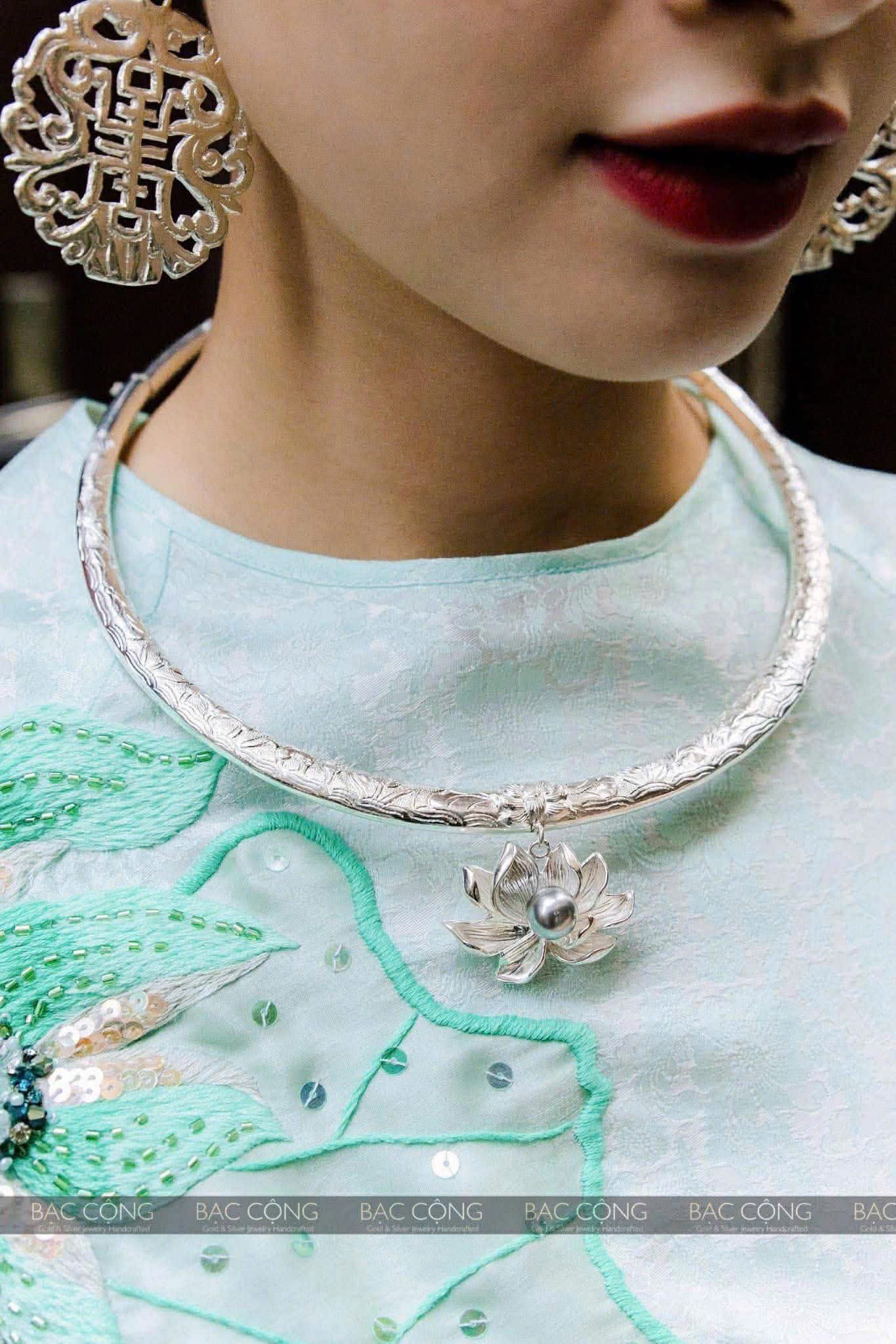Kiểng cổ bạc chạm sen mặt sen liên hoa gold