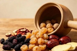 Dâu tằm tháng 4 'quý như nhân sâm': 5 cách dùng giúp bổ huyết, ngủ ngon